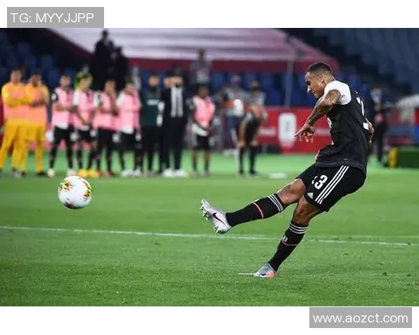 达尼洛：从足球场上的闪耀星辰到生活中的坚韧奋斗者